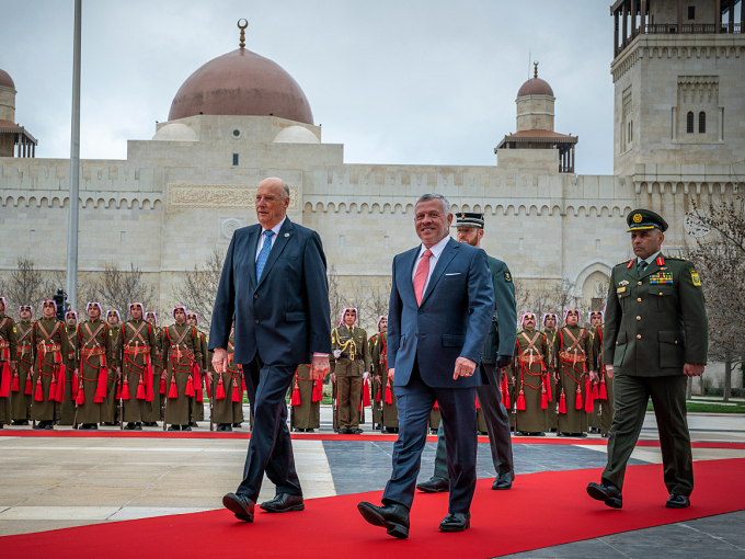 Kong Harald og Kong Abdullah inspiserer æresgarden utanfor Al Husseiniya-palasset. Foto: Heiko Junge, NTB scanpix